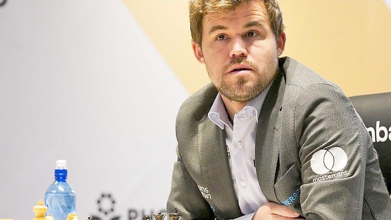 Schach-Weltmeister Magnus Carlsen hat seinen Titel gegen Jan Nepomnjaschtschi erfolgreich verteidigt. Foto: Jon Gambrell/AP/dpa