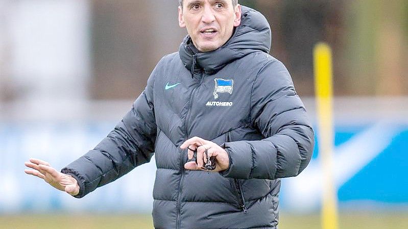 Tayfun Korkut steht gegen Arminia Bielefeld vor seiner Heimspiel-Premiere als Cheftrainer von Hertha BSC. Foto: Andreas Gora/dpa