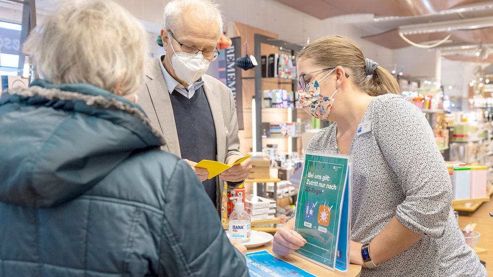 In Bayern, wie hier im Bild, gilt bereits seit einigen Tagen die 2G-Regel im Einzelhandel. Dafür müssen am Eingang Impfnachweise kontrolliert werden. Foto: DPA