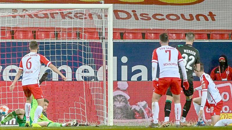 Marco Friedl (2.v.r.) trifft zur Bremer 2:1-Auswärtsführung in Regensburg. Foto: Armin Weigel/dpa