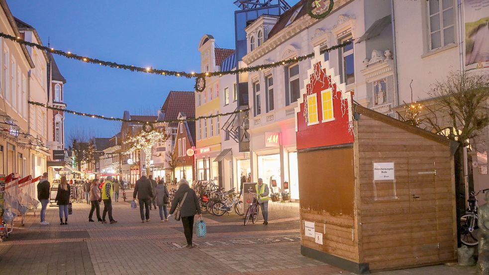 An den Buden können am Sonnabend 2G-Plus-Bändchen abgeholt werden. Foto: Romuald Banik