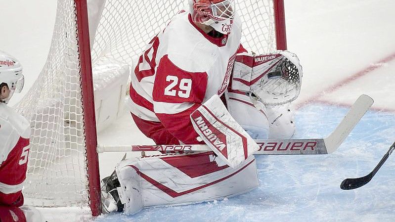 Torwart Thomas Greiss (r) und Teamkollege Moritz Seider verloren mit den Detroit Red Wings. Foto: David Zalubowski/AP/dpa