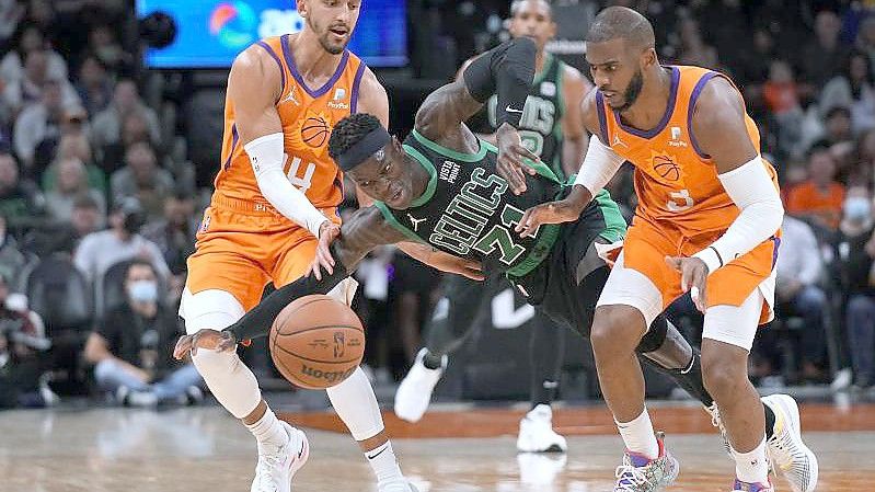 Dennis Schröder (M.) strauchelte mit den Boston Celtics bei den Phoenix Suns. Foto: Rick Scuteri/AP/dpa
