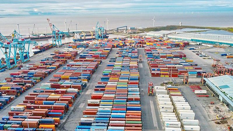 Blick auf Container im Hafen von Liverpool. Ein Jahr nach dem Brexit gibt es erneut Änderungen beim Export von Waren aus der EU nach Großbritannien. Foto: Peter Byrne/PA Wire/dpa