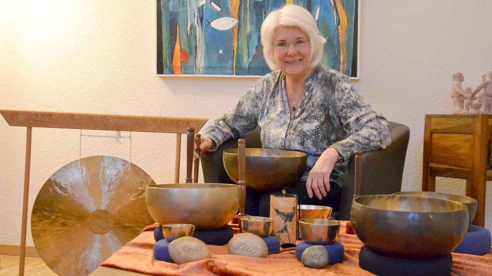 Ute Petersen-Nast bietet für Sterbende beim Auricher Hospizverein Klangschalen-Entspannungen an. Foto: Franziska Otto