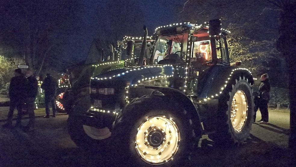 Weihnachtlich beleuchtete Trecker, wie hier in Ihlow, sollen am Wochenende auch durch Aurich fahren. Foto: Imke Cirksena