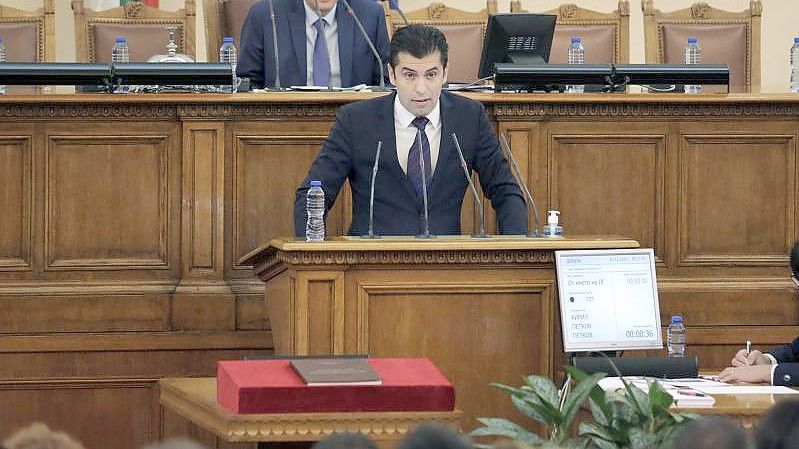 Der designierte Ministerpräsident Kiril Petkow spricht auf der ersten Sitzung des neuen bulgarischen Parlaments. Foto: Valentina Petrova/AP/dpa