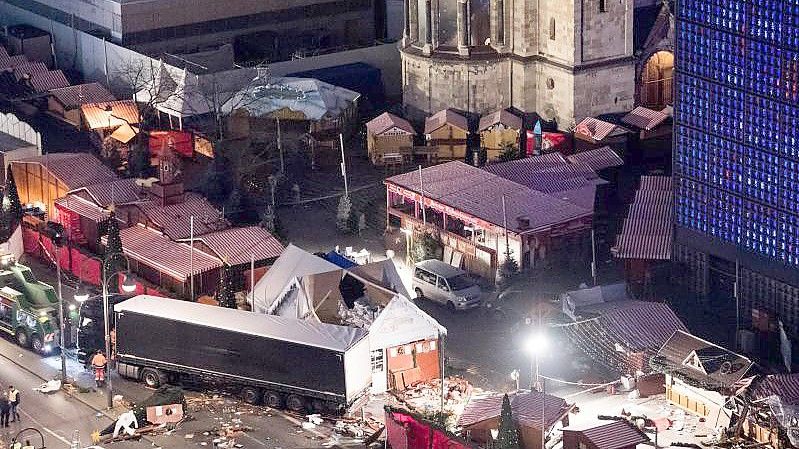 Eine Schneise der Verwüstung ist im Dezember 2016 auf dem Weihnachtsmarkt am Berliner Breitscheidplatz zu sehen, nachdem der Attentäter Anis Amri mit einem Lastwagen über den Platz gerast war. Foto: Bernd von Jutrczenka/dpa