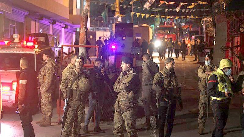 Libanesische Soldaten blockieren den Haupteingang zum palästinensischen Flüchtlingslager Burdsch al-Schimali im Süden des Libanon. Foto: Mohammad Zaatari/AP/dpa