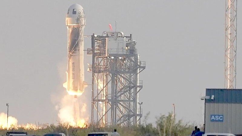 Die „New-Shepard“-Rakete von Blue Origin beim Start in Texas (Archivbild). Foto: Tony Gutierrez/AP/dpa