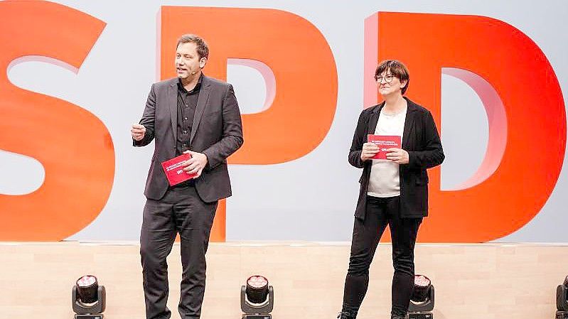 Lars Klingbeil, gewählter SPD-Bundesvorsitzender, und Saskia Esken, gewählte SPD-Bundesvorsitzende, sprechen beim Bundesparteitag ihrer Partei. Foto: Kay Nietfeld/dpa