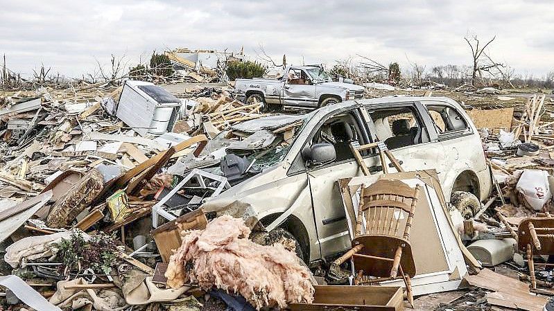 Beschädigte Fahrzeuge und persönliches Eigentum sind über ein weites Gebiet entlang der Kentucky 81 in Bremen, Kentucky, verstreut. Foto: Greg Eans/The Messenger-Inquirer via AP/dpa