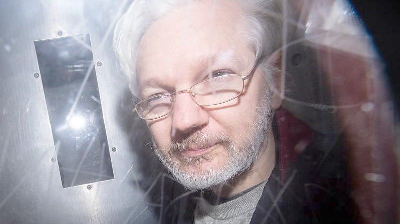 Wikileaks-Gründer Julian Assange verlässt das Westminster Magistrates Gericht in London nach einer Anhörung zum Auslieferungsgesuch der USA (Archivbild). Foto: Dominic Lipinski/PA Wire/dpa