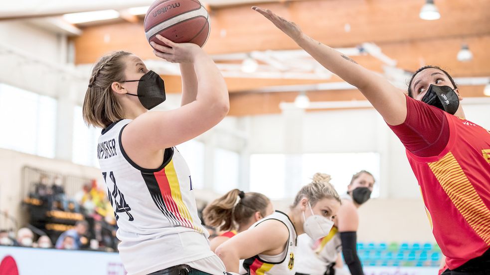 Lena Knippelmeyer (links) wagte sich am Sonntag trotz der zunehmenden Corona-Fälle in anderen Teams aufs Feld. Foto: Steffi Wunderl