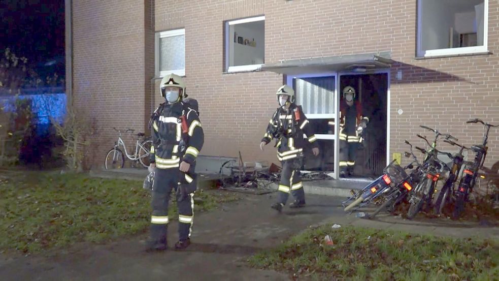 Die Feuerwehr musste eine lichterloh brennende Haustür und den Eingangsbereich löschen. Die Bewohner wurden über Leitern aus ihren Wohnungen befreit. Foto: André Van Elten/DPA