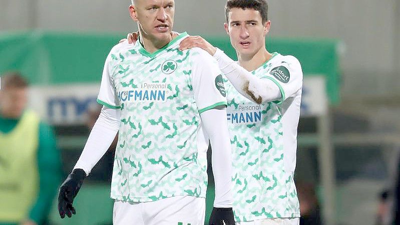 Der Fürther Havard Nielsen (l) jubelt mit seinem Kollegen Marco Meyerhöfer über seinen Treffer zum 1:0. Foto: Daniel Karmann/dpa