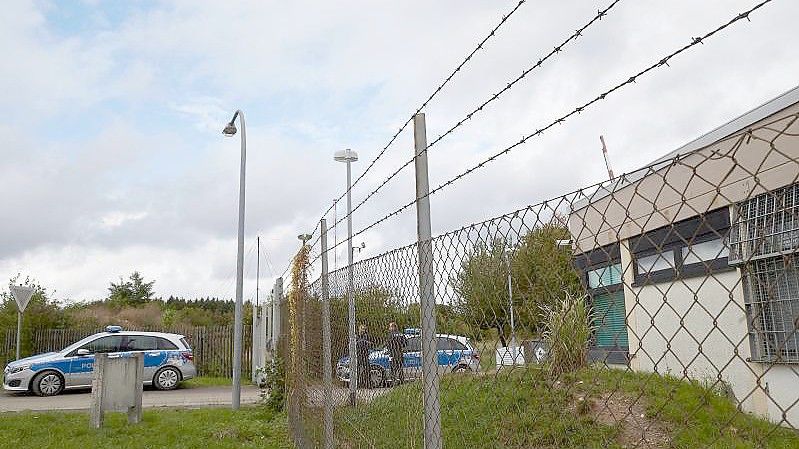 Polizisten sichern das Gelände, auf dem ein Rechenzentrum für illegale Geschäfte ausgehoben wurde. Foto: Thomas Frey/dpa/Archivbild