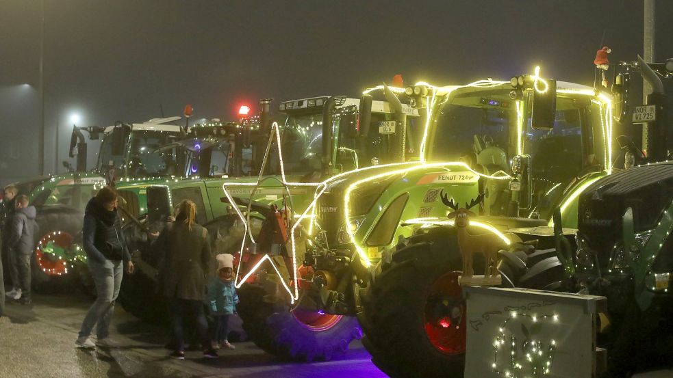 Die Landwirte hatten sich viel Mühe gegeben, ihre Trecker weihnachtlich herauszuputzen – und das nach einem wirtschaftlich harten Jahr. Foto: Wilfried Gronewold