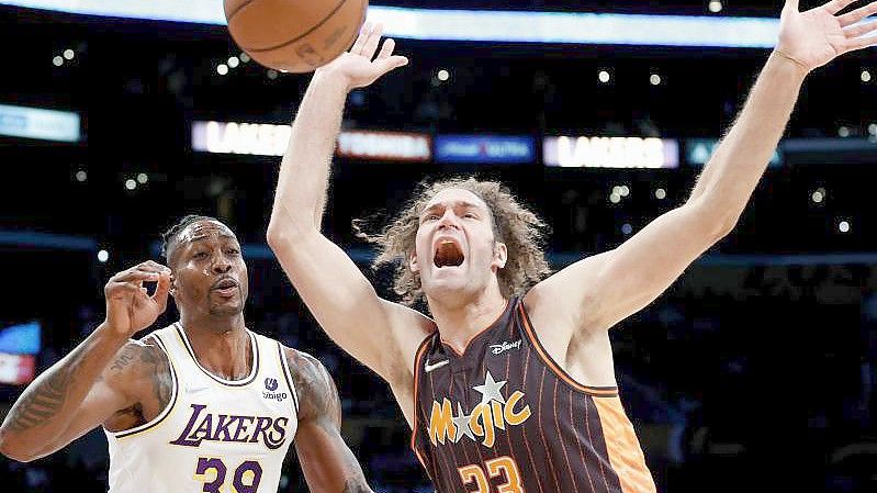 Orlando Magic-Center Robin Lopez (r) kämpft um einen Ball gegen Los Angeles Lakers-Center Dwight Howard. Foto: Ringo H.W. Chiu/AP/dpa