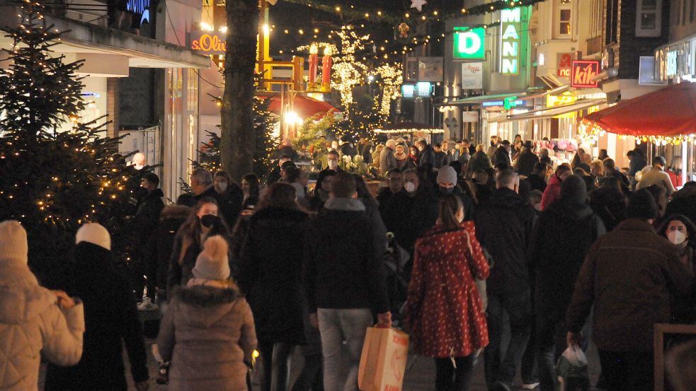 Zur Einkaufsnacht am Sonnabend in Aurich war die Innenstadt voller Menschen. Foto: Udo Hippen