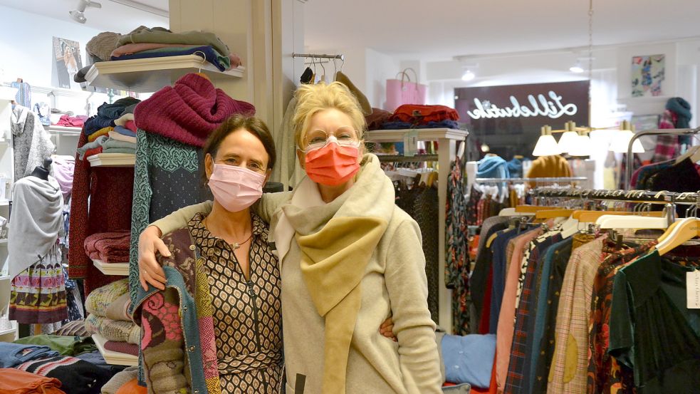 Heike Lorenz (rechts) mit Mitarbeiterin Manuela Böhling. Ihr gehört die „Lillebutik“ in der Burgstraße. Foto: Franziska Otto