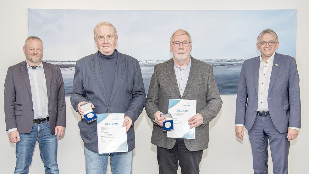 Für ihre Verdienste um die Arbeit des Volksbundes Deutsche Kriegsgräberfürsorge sind Alwin de Buhr (Dritter von links) und Heinz Kleemann (Zweiter von links) im Rahmen einer kleinen Feierstunde im Auricher Kreishaus von Marco Wingert (Geschäftsführer Bezirksverband Weser-Ems Volksbund) und Landrat Olaf Meinen (rechts) mit der Albert-Schweitzer-Medaille geehrt worden. Foto: Landkreis Aurich