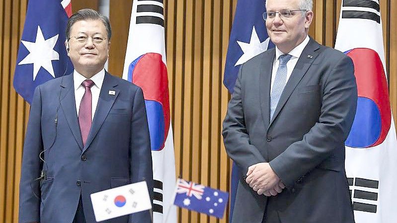 Der australische Premier Scott Morrison (r) und Südkoreas Präsident Moon Jae-in in Canberra. Foto: Lukas Coch/AAP/dpa