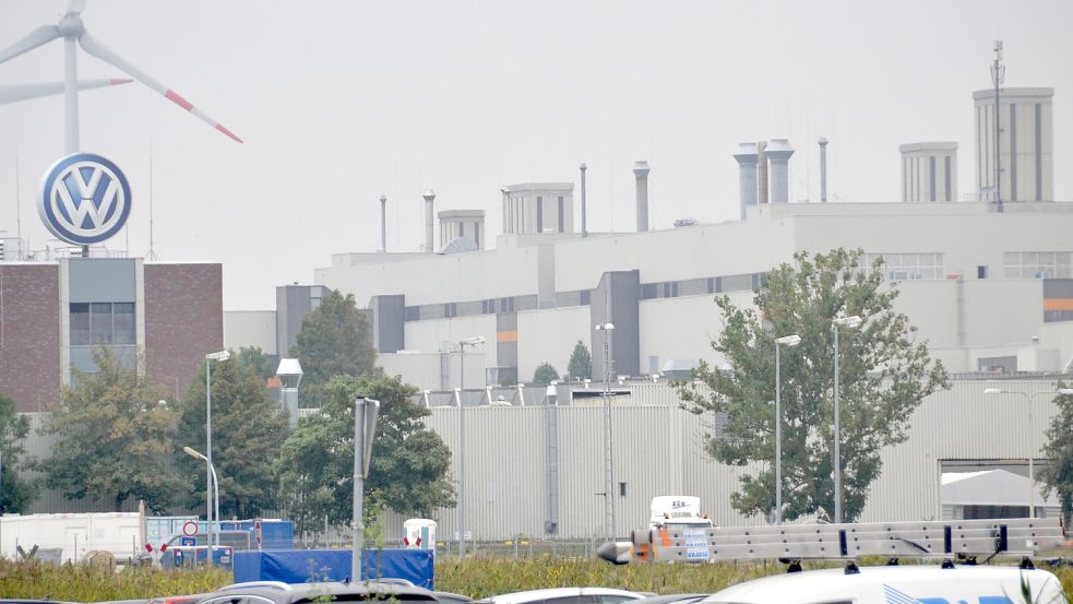 Bei Ostfrieslands größtem Arbeitgeber, dem Emder VW-Werk, ruht wegen Teilemangels für Wochen die Produktion. Archivfoto: Aiko Recke