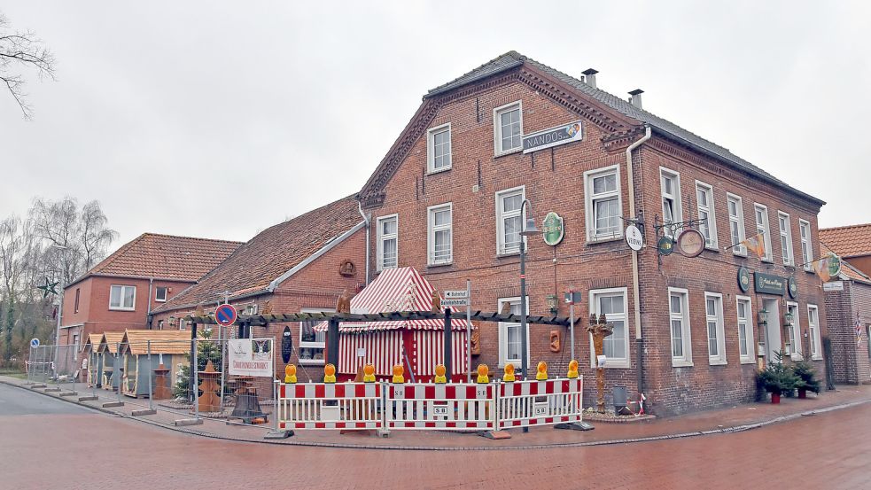 Im Hotel Zur Waage in Marienhafe kontrollierten Behördenvertreter am Wochenende die Gäste. Foto: Thomas Dirks