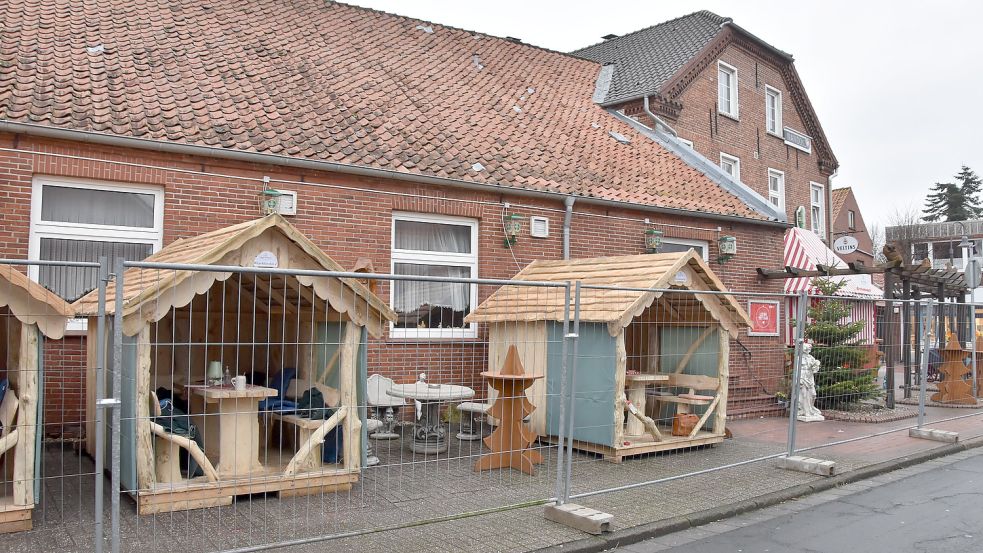 In kleinen Holzbuden können Besucher des Marktes sitzen. Foto: Thomas Dirks