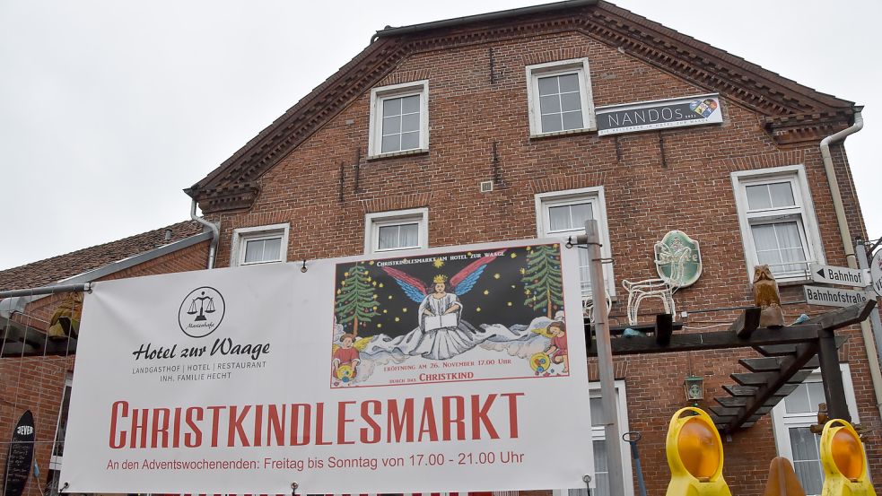 Am Hotel Zur Waage ist derzeit ein kleiner Christkindlesmarkt aufgebaut, der am Wochenende von 17 bis 21 Uhr geöffnet ist. Foto: Thomas Dirks