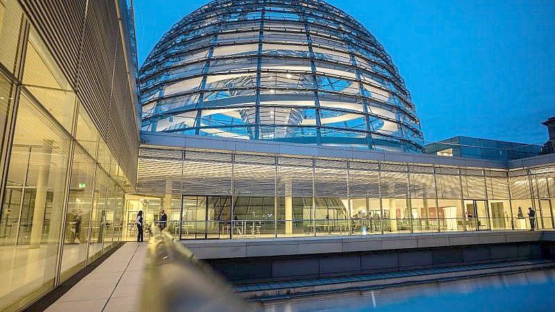 Der Deutsche Bundestag im Reichstagsgebäude mit der gläsernen Kuppel, aufgenommen während der ersten Fraktionssitzung der Unionsfraktion im neugewählten Bundestag. (Archivbild). Foto: Michael Kappeler/dpa