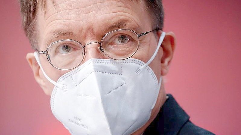 Karl Lauterbach (SPD), Bundesminister für Gesundheit, nimmt am Bundesparteitag seiner Partei teil. Foto: Kay Nietfeld/dpa