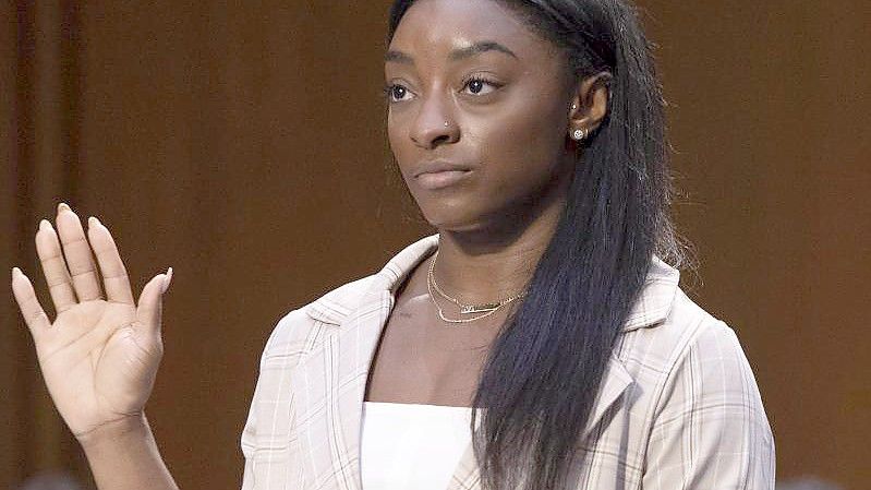 Simone Biles, Turnerin aus den USA, wird während einer Anhörung zum Umgang des FBI mit der Larry-Nassar-Untersuchung auf dem Capitol Hill vereidigt. (Archivbild). Foto: Saul Loeb/Pool AFP/AP/dpa