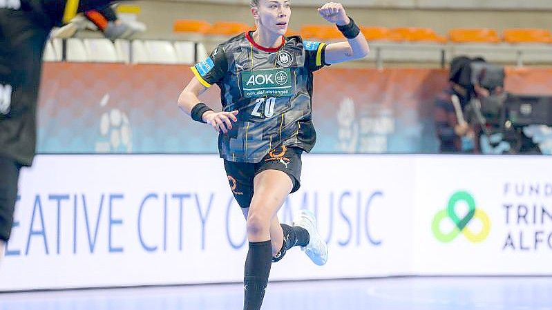 Emily Bölk und die deutschen Handballerinnen spielen gegen Spanien um den Einzug ins WM-Halbfinale. Foto: Marco Wolf/dpa