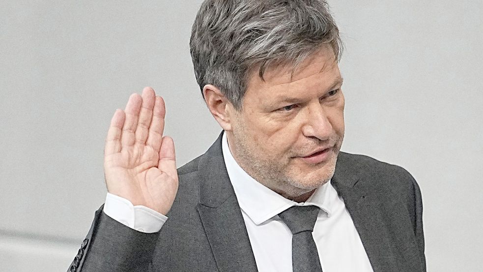 Robert Habeck (Bündnis 90/Die Grünen), neuer Bundesminister für Wirtschaft und Klimaschutz, bei der Vereidigung im Bundestag. Foto: Michael Kappeler/dpa