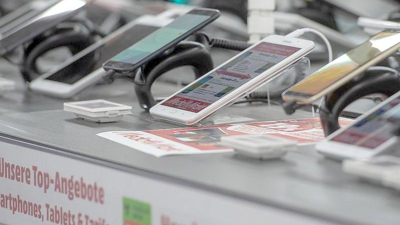 Smartphones in einem Elektronikmarkt. Foto: Armin Weigel/dpa