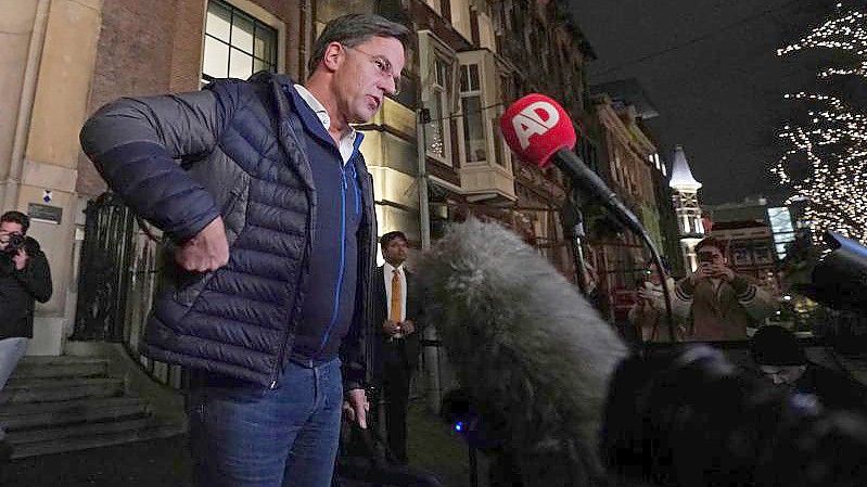 Mark Rutte, Ministerpräsident der Niederlande und Vorsitzender der rechtsliberalen VVD, spricht nach der Verhandlungsvereinbarung für ein neues Kabinett mit Journalisten. Foto: Jeroen Jumelet/ANP/dpa