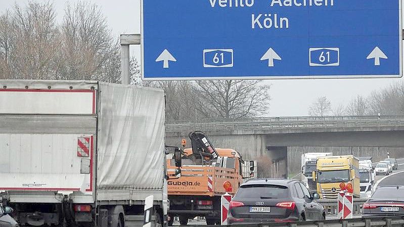 Auf der Autobahn A61 Richtung Venlo staut sich kurz vor der Freigabe der Strecke der Verkehr. Foto: Mona Wenisch/dpa