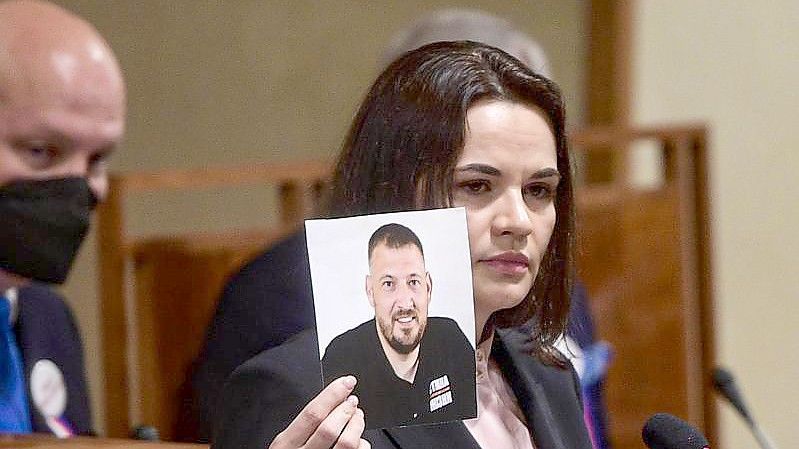 Die belarussische Oppositionsführerin Swetlana Tichanowskaja mit einem Foto ihres inhaftierten Ehemanns Sergej Tichanowski. Foto: Vondrou Roman/CTK/dpa