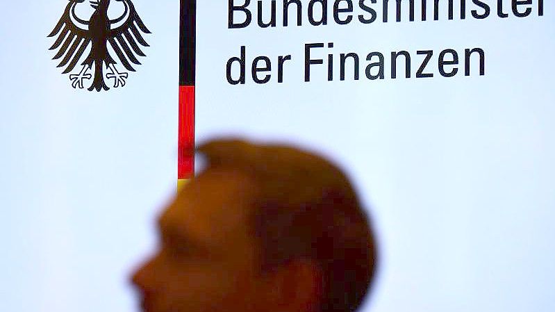 Bundesfinanzminister Christian Lindner vor dem Schriftzug seines Ministeriums. Foto: Tobias Schwarz/AFP-Pool/dpa
