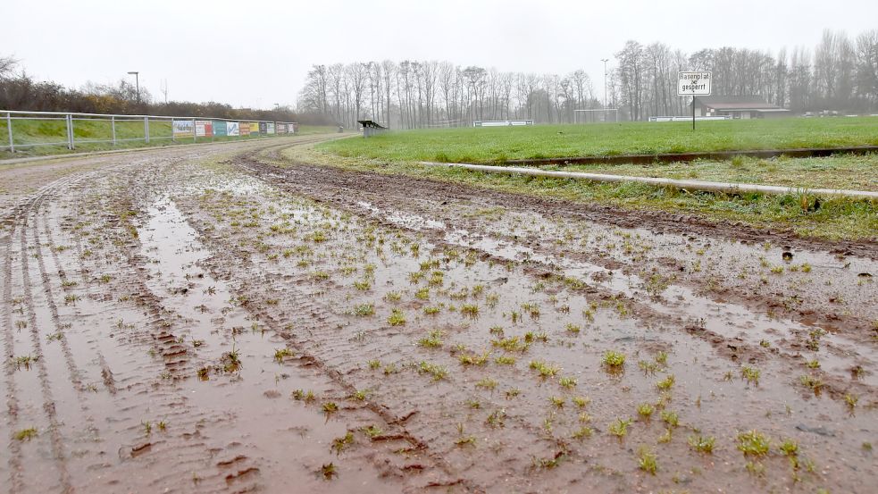 Gras wuchert auf der morastigen Laufbahn in Upgant-Schott. Der Zustand der Sportanlagen dort hat sich wieder erheblich verschlechtert. Foto: Thomas Dirks
