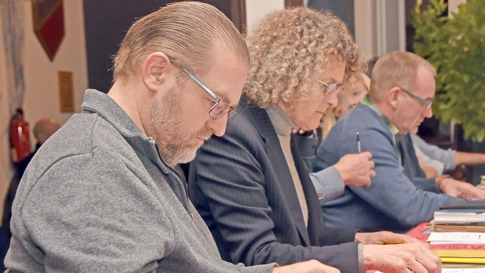 Der Grünen-Ratsherr Jens Albowitz (hier in der konstituierenden Samtgemeinderatssitzung links neben seiner Fraktionskollegin Renate Erdt) droht damit, hinzuschmeißen. Foto: Thomas Dirks