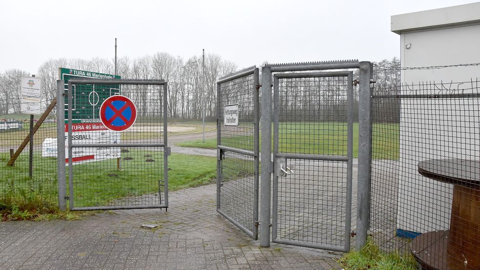 Offensichtlich ist das Sportzentrum in Upgant-Schott wieder geöffnet. Schilder, die monatelang auf eine Sperrung der Anlage hinwiesen, sind verschwunden. Foto: Thomas Dirks