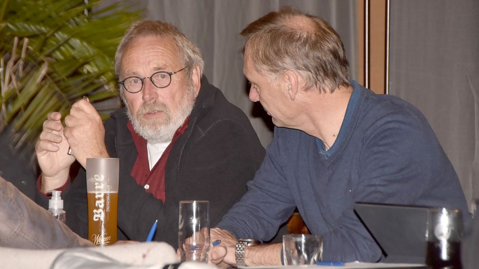 In einem von ihnen unterschriebenen Antrag fordern die Sprecher der SPD/Moin-Gruppe, Johann Tjaden (links) und Hajo Janssen (rechts), die Wiederaufnahme der Planungen für einen neue zentrale Sportstätte in Marienhafe. Foto: Thomas Dirks
