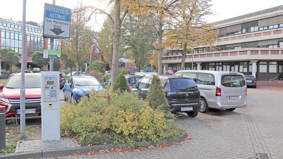 Die Grünen könnten sich vorstellen, am Rathaus Stellplätze für Elektroautos zu reservieren – allerdings nicht gratis. Foto: Heino Hermanns.