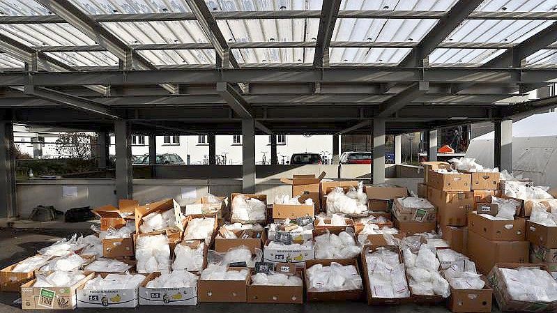 Rund 1,5 Tonnen Kokain liegen zum Abtransport bereit. Foto: Karl-Josef Hildenbrand/dpa