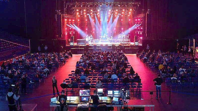 Nur ein paar hundert Zuschauer sitzen während des Livestreams in der sonst leeren Barclays Arena vor der Bühne. Foto: Jonas Walzberg/dpa