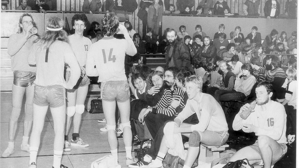 In der TG-Halle ging es eng zu. Spieler und Zuschauer waren nah beieinander. Die besondere Atmosphäre war immer wieder Triebfeder für fesselnde Spiele. Fotos (3): TG Wiesmoor/Ingo Kerkau