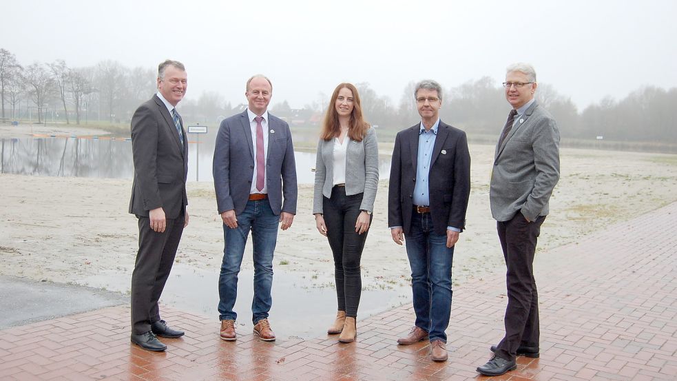 Zogen beim Jahrespressegespräch Bilanz: Bürgermeister Arno Ulrichs (von links), Kämmerer Harm Ubben, Karin Block, zuständig für Öffentlichkeitsarbeit, Ulrich Kubatschek, Geschäftsführer der EDI und Friedhelm Saathoff, Leiter der Stabsstelle Gemeindeentwicklung. Foto: Imke Cirksena